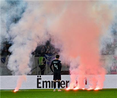 Florian Bohnert beobachtete die Bengalo-Würfe aus dem bosnischen Block
