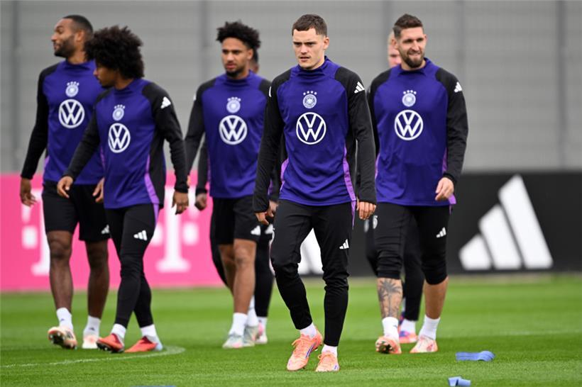 Florian Wirtz (vorne) muss gestoppt werden
