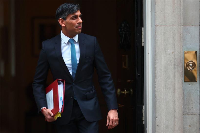 Flucht nach vorne? Der britische Premierminister Rishi Sunak verlässt die Downing Street 10 im Zentrum Londons
