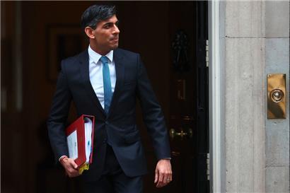 Flucht nach vorne? Der britische Premierminister Rishi Sunak verlässt die Downing Street 10 im Zentrum Londons
