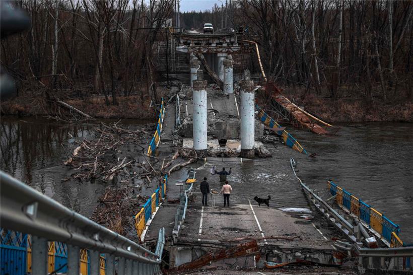 Flucht über eine zerstörte Brücke: Einwohner des Dorfes Bohorodychne im Osten der Ukraine
