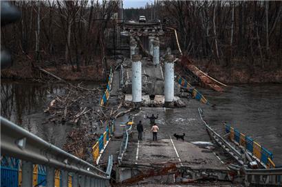 Flucht über eine zerstörte Brücke: Einwohner des Dorfes Bohorodychne im Osten der Ukraine
