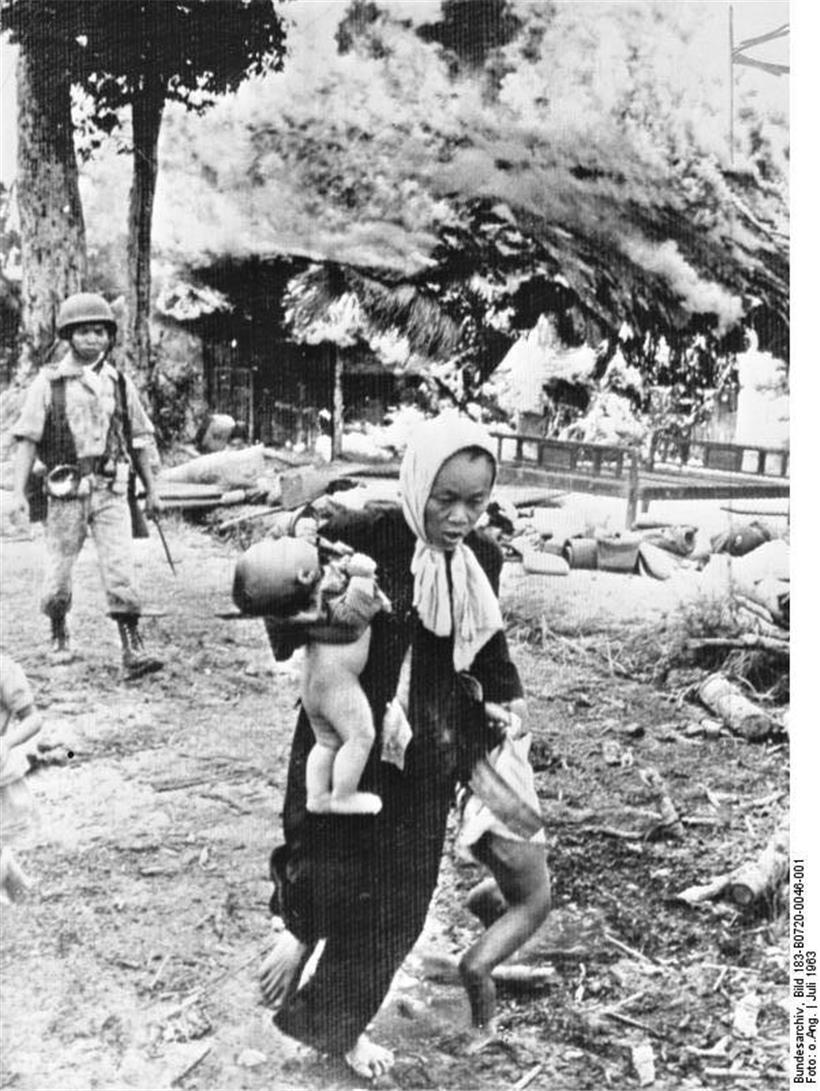 Flüchtende Mutter in Südvietnam (Juli 1963)
