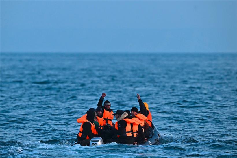 Flüchtlinge auf einem Schlauchboot im Ärmelkanal auf dem Weg nach Großbritannien
