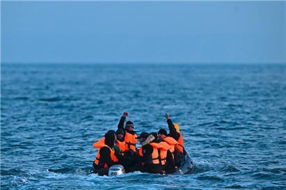 Flüchtlinge auf einem Schlauchboot im Ärmelkanal auf dem Weg nach Großbritannien

