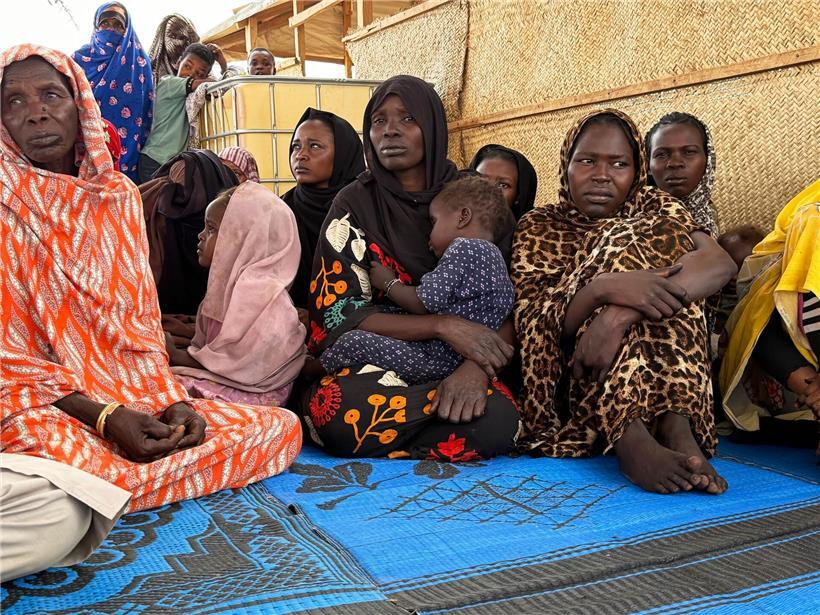 Flüchtlinge aus dem Sudan warten in Adré, Tschad, auf dem Roten Kreuz Gelände auf Weitertransport ins Flüchtlingslager