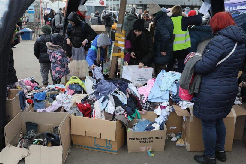 Flüchtlinge aus der Ukraine bedienen sich am Bahnhof Warszawa Zachodnia (Warschau West) an Kleiderspenden der Einheimischen
