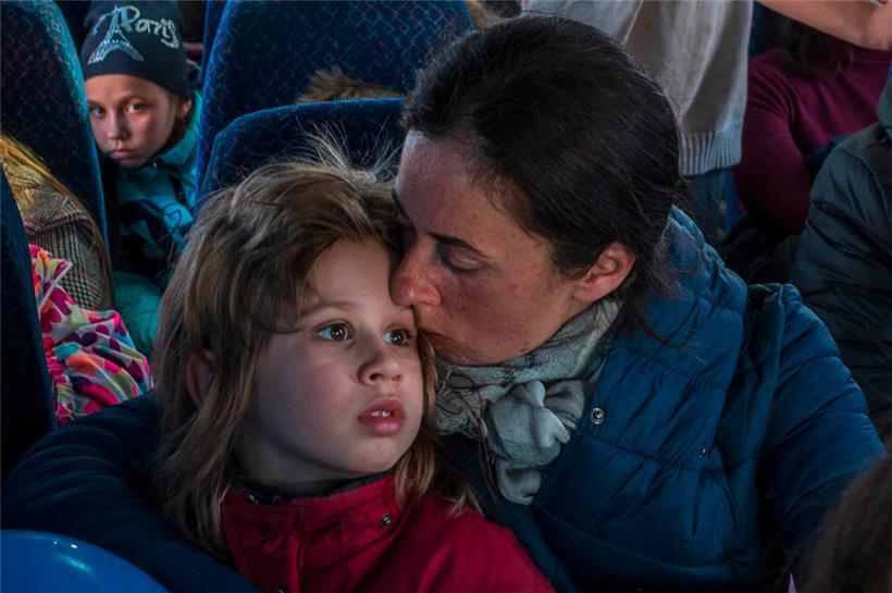 Flüchtlinge aus der Ukraine in einem Bus in Polen: Fast vier Millionen Menschen haben das Land seit Kriegsbeginn verlassen
