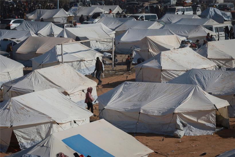 Flüchtlinge gehen zwischen den Zelten in einem Lager in der Stadt Tabqa im Gouvernement Raqqa im Norden Syriens. Tausende von kurdischen Familien, die aus Aleppo und Tel Rifaat vertrieben wurden, sind in provisorischen Unterkünften und auf den Straßen der kurdisch kontrollierten Gebiete der Stadt Tabqa untergekommen.
