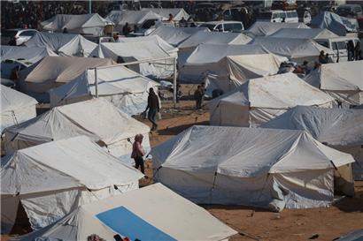 Flüchtlinge gehen zwischen den Zelten in einem Lager in der Stadt Tabqa im Gouvernement Raqqa im Norden Syriens. Tausende von kurdischen Familien, die aus Aleppo und Tel Rifaat vertrieben wurden, sind in provisorischen Unterkünften und auf den Straßen der kurdisch kontrollierten Gebiete der Stadt Tabqa untergekommen.
