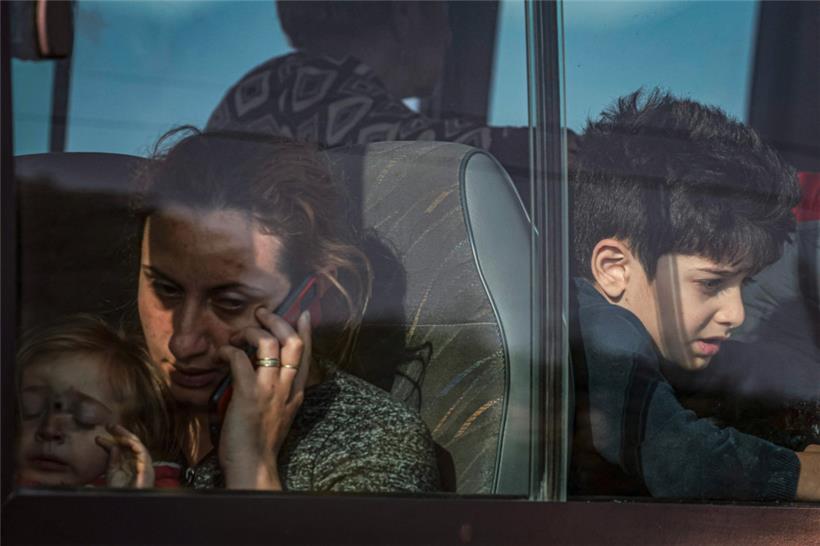 Flüchtlinge in einem Bus nahe Kornidzor
