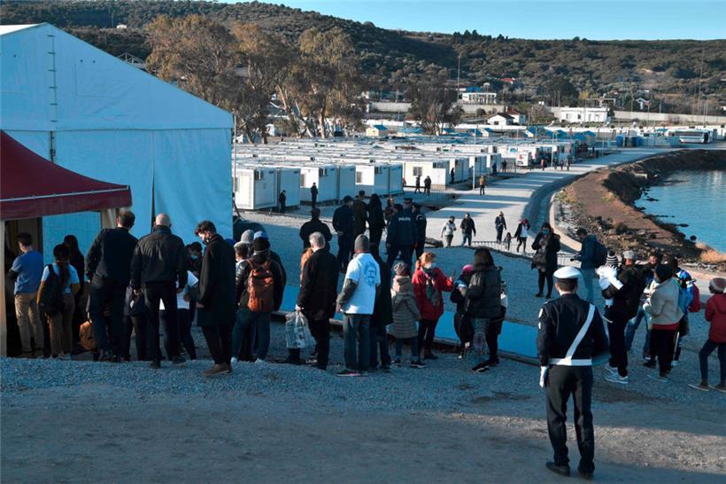 Flüchtlinge stehen 2021 vor dem Moria-Auffanglager für Migranten und Flüchtlinge in der Nähe von Mytilene auf der Insel Lesbos Schlange

