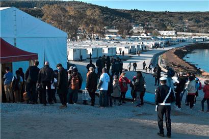 Flüchtlinge stehen 2021 vor dem Moria-Auffanglager für Migranten und Flüchtlinge in der Nähe von Mytilene auf der Insel Lesbos Schlange
