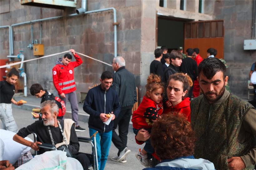 Flüchtlinge warten vor einem Registrierungszentrum des Roten Kreuzes in Goris
