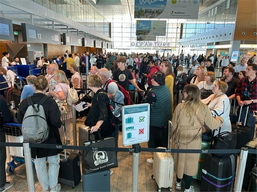 Fluggäste am Flughafen müssen sich am Mittwochmorgen auf lange Wartezeiten einstellen
