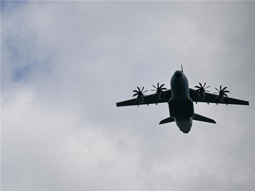 Luxemburgische Staatsangehörige kommen um 12:30 Uhr am Flughafen Luxemburg an, Ankunftszeit und Flughafenansicht