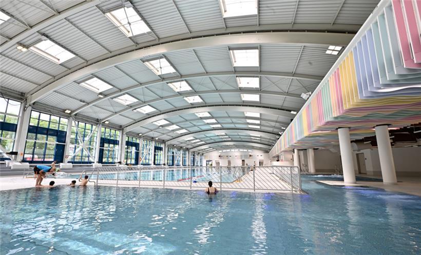 Fluide Deckenarchitektur, viel Licht, dezente Farbgestaltung … so präsentiert sich die neue Piscine Kordall
