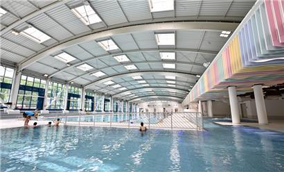 Fluide Deckenarchitektur, viel Licht, dezente Farbgestaltung … so präsentiert sich die neue Piscine Kordall
