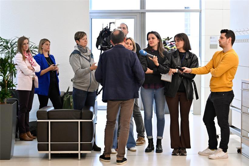 Flurfunk abfangen: Nach den Sitzungen der Spezialkommission warten beinahe jedes Mal zahlreiche Journalisten auf die Abgeordneten
