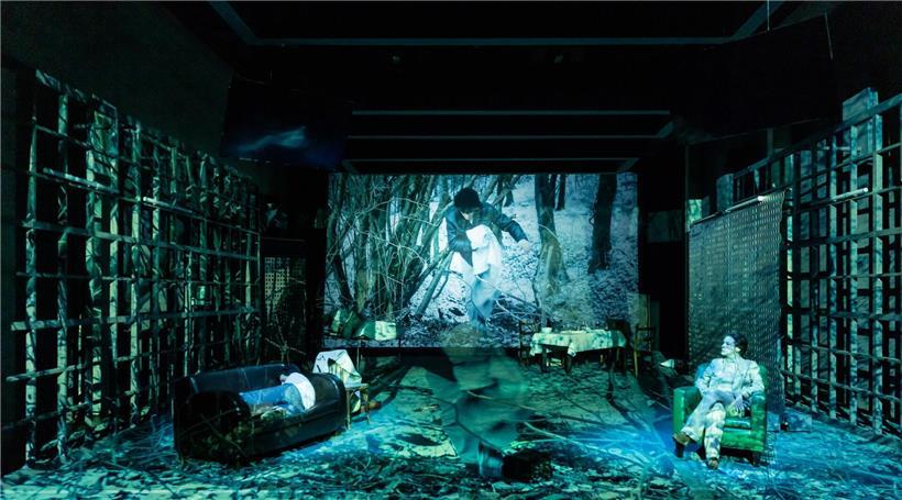 Flut von bunten Bühnenprojektionen im modernen Bühnenbild von Christoph Rasche bei Theateraufführung