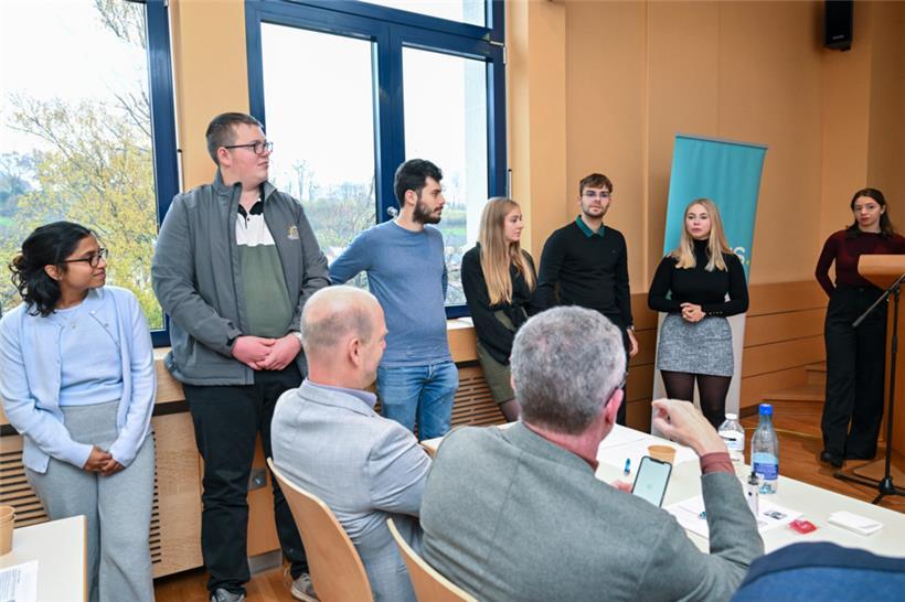 „Fokussierter“ Parteinachwuchs (stehend): de jonke Fokus
