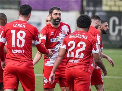 Erfahrene Spieler von Fola beim intensiven Mannschaftstraining auf dem Fußballplatz