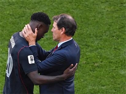 Folarin Balogun (l.) stand im Mittelpunkt einer politischen Debatte im Weltfußball