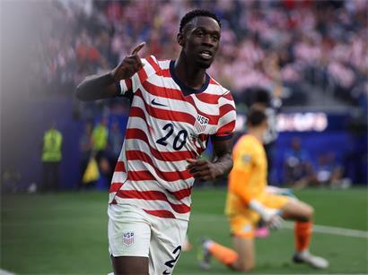 Folarin Balogun vor US-Flagge, Symbol für automatische US-Staatsbürgerschaft durch Geburtsortsprinzip in den USA