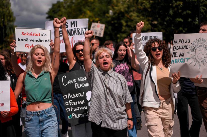 „Folge von Versagen“: Zu Wochenbeginn zogen erneut Hunderte empörte Demonstrantinnen vor den Regierungssitz in Pristina
