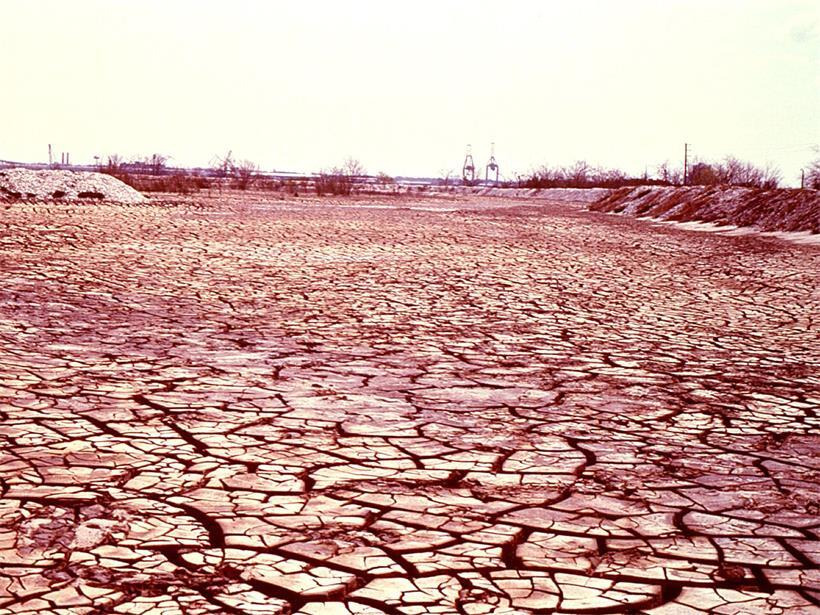 Ausgetrocknete Landschaft in den USA zeigt Folgen von Wassermangel und Dürre für Umwelt und Landwirtschaft