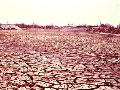Ausgetrocknete Landschaft in den USA zeigt Folgen von Wassermangel und Dürre für Umwelt und Landwirtschaft