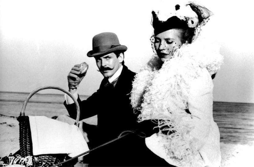 Fontanes Werk „Effi Briest“ inspirierte viele Filmschaffende, darunter Rainer Fassbinder: Er besetzte die Hauptrollen mit Ulli Lommel (Major Crampas, l.) und Hanna Schygulla (Effi Briest, r.)
