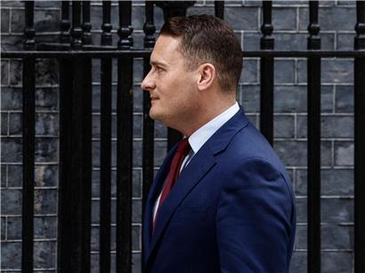 Wes Streeting im Anzug fordert britischen Premierminister Keir Starmer bei politischer Debatte heraus