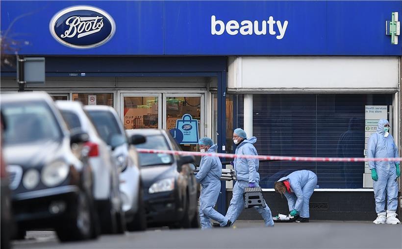 Forenische Polizeibeamte in der High Road in Süd-London
