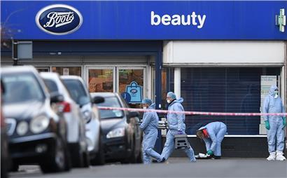 Forenische Polizeibeamte in der High Road in Süd-London
