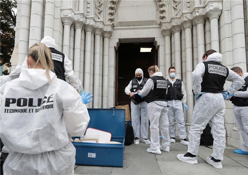 Forensische Polizeibeamte arbeiten am Tatort eines Messerangriffs vor der Kirche Notre-Dame in der südfranzösischen Küstenstadt Nizza
