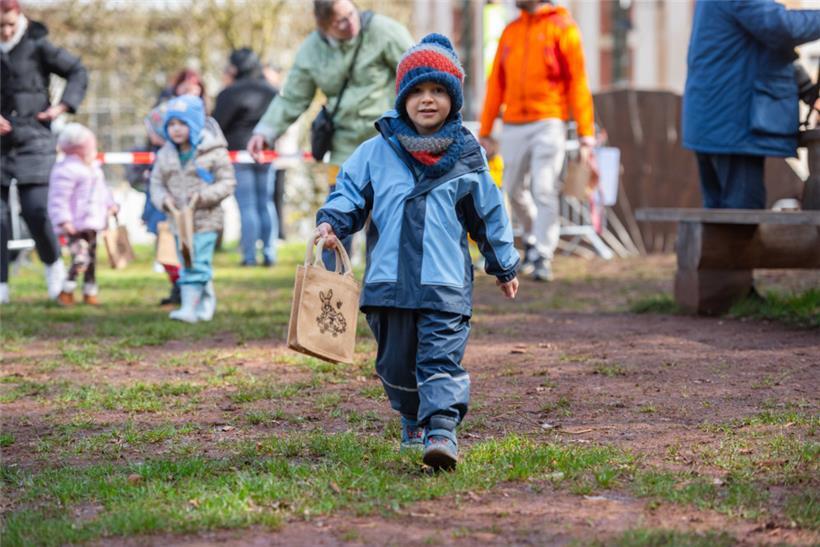 Forschen Schrittes ab zur Ostereiersuche
