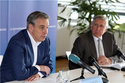 Forschungsminister Claude Meisch (DP) und Verteidigungsminister François Bausch („déi gréng“) am Donnerstag vor der Presse

