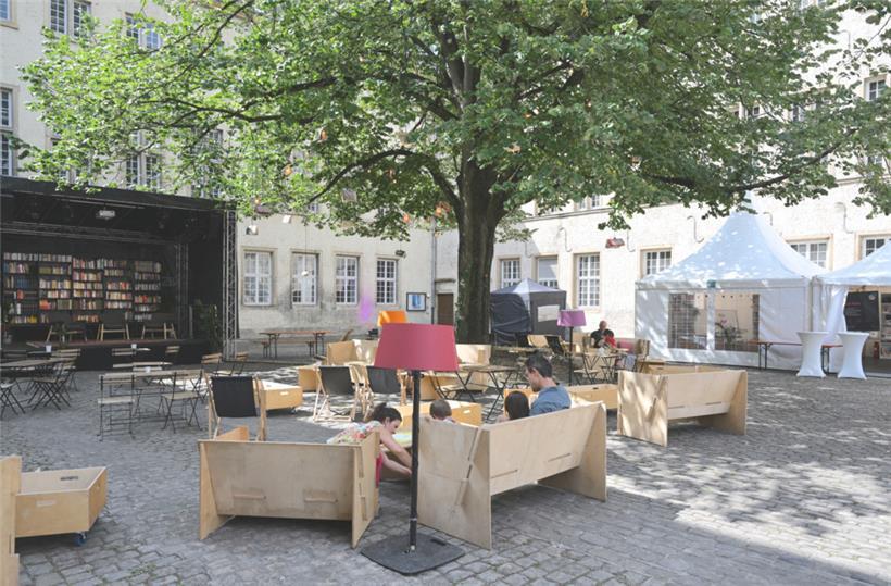 Foto: Editpress/Alain RischardBei schönstem Wetter und hohen Temperaturen nahmen die Gäste bei der Ausgabe im vergangenem Jahr gerne im Schatten der Baumkrone Platz
