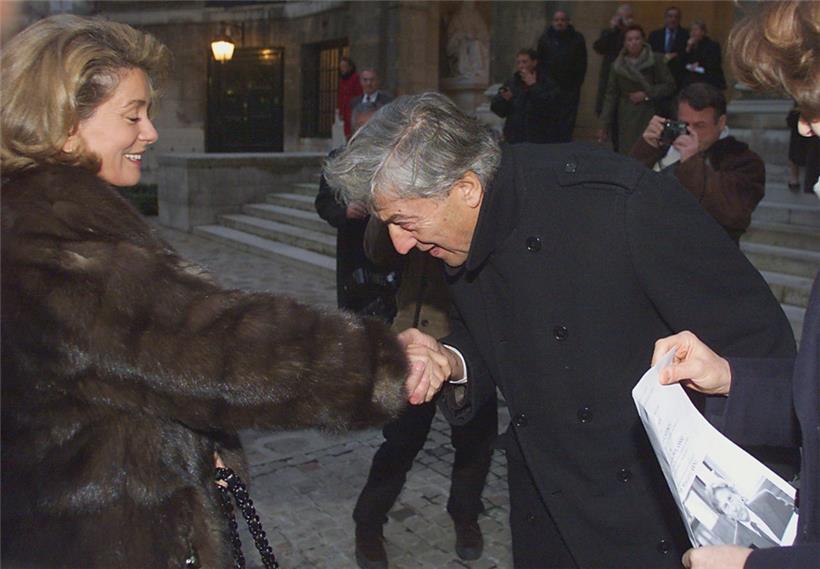 Foto aus dem Jahr 1999: Modedesigner Nino Cerruti grüßt die französische Schauspielerin Catherine Deneuve

