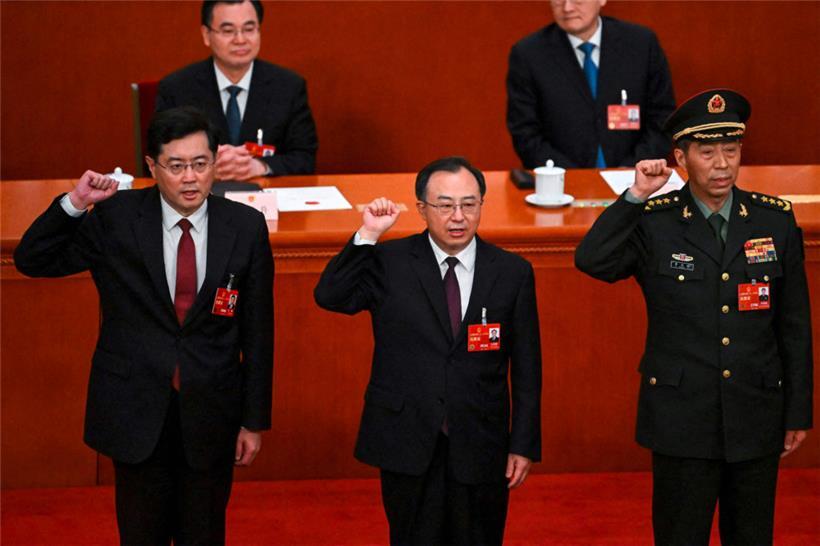 Foto aus dem März 2023: Der seinerzeit als Staatsrat neu gewählte Qin Gang (links) und Staatsrat Li Shangfu (rechts) legen in der Großen Halle des Volkes in Peking mit Staatsrat und Generalsekretär des Staatsrates Wu Zhenglong (Mitte) einen Eid ab.
