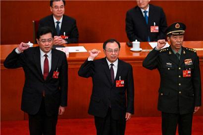 Foto aus dem März 2023: Der seinerzeit als Staatsrat neu gewählte Qin Gang (links) und Staatsrat Li Shangfu (rechts) legen in der Großen Halle des Volkes in Peking mit Staatsrat und Generalsekretär des Staatsrates Wu Zhenglong (Mitte) einen Eid ab.
