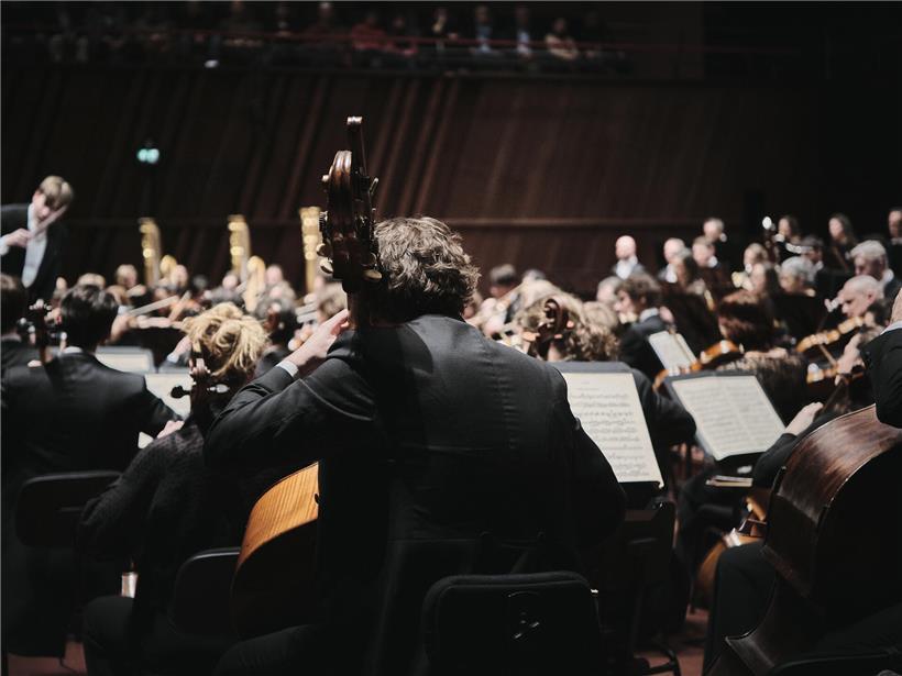 Royal Concertgebouw Orchestra spielt live in der Philharmonie, Orchester mit Streichinstrumenten und klassischer Konzertatmosphäre