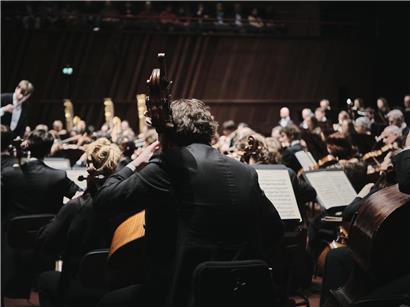 Royal Concertgebouw Orchestra spielt live in der Philharmonie, Orchester mit Streichinstrumenten und klassischer Konzertatmosphäre