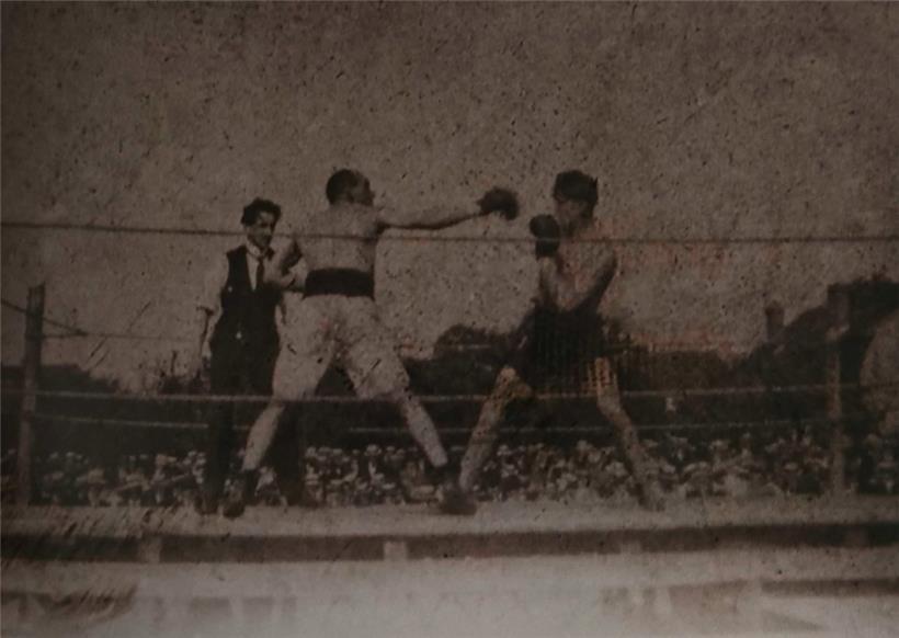 Foto des vielleicht ersten offiziellen Boxkampfs Luxemburgs zwischen Pitt Welter (r.) und Camille Krau im Jahr 1918
