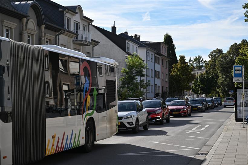 Foto vom 25. September, 17.00 Uhr: Rückstau in der J.-P.-Michels-Straße in Richt...