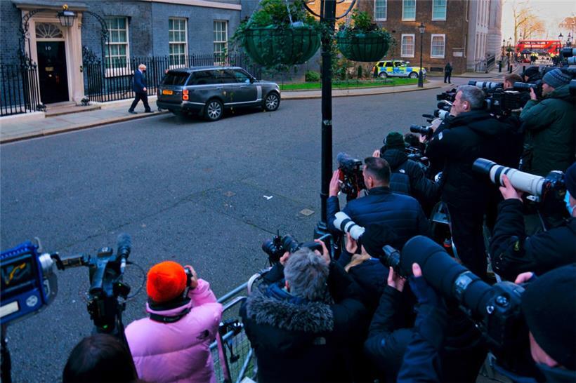 Fotografen fotografieren Boris Johnson vor der 10 Downing Street: Der britische Premier hat schwierige Tage zu überstehen
