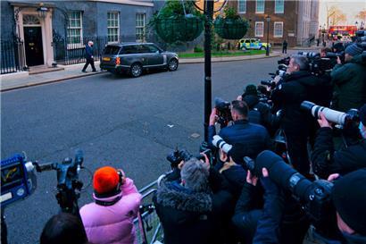 Fotografen fotografieren Boris Johnson vor der 10 Downing Street: Der britische Premier hat schwierige Tage zu überstehen
