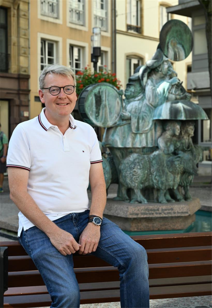 Fouer-Experte Steve Kayser bei Wil Lofys Hämmelsmarsch-Monument am „Roude Pëtz“