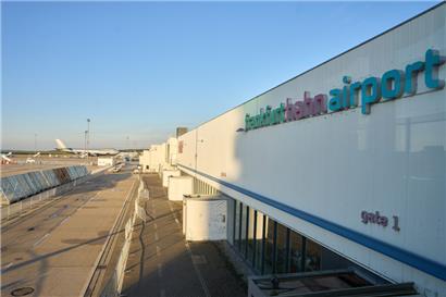 Frachtmaschinen stehen auf dem Vorfeld des insolventen Hunsrück-Flughafens Hahn
